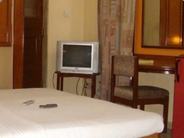 Rajhans Hotel Mumbai Exterior photo